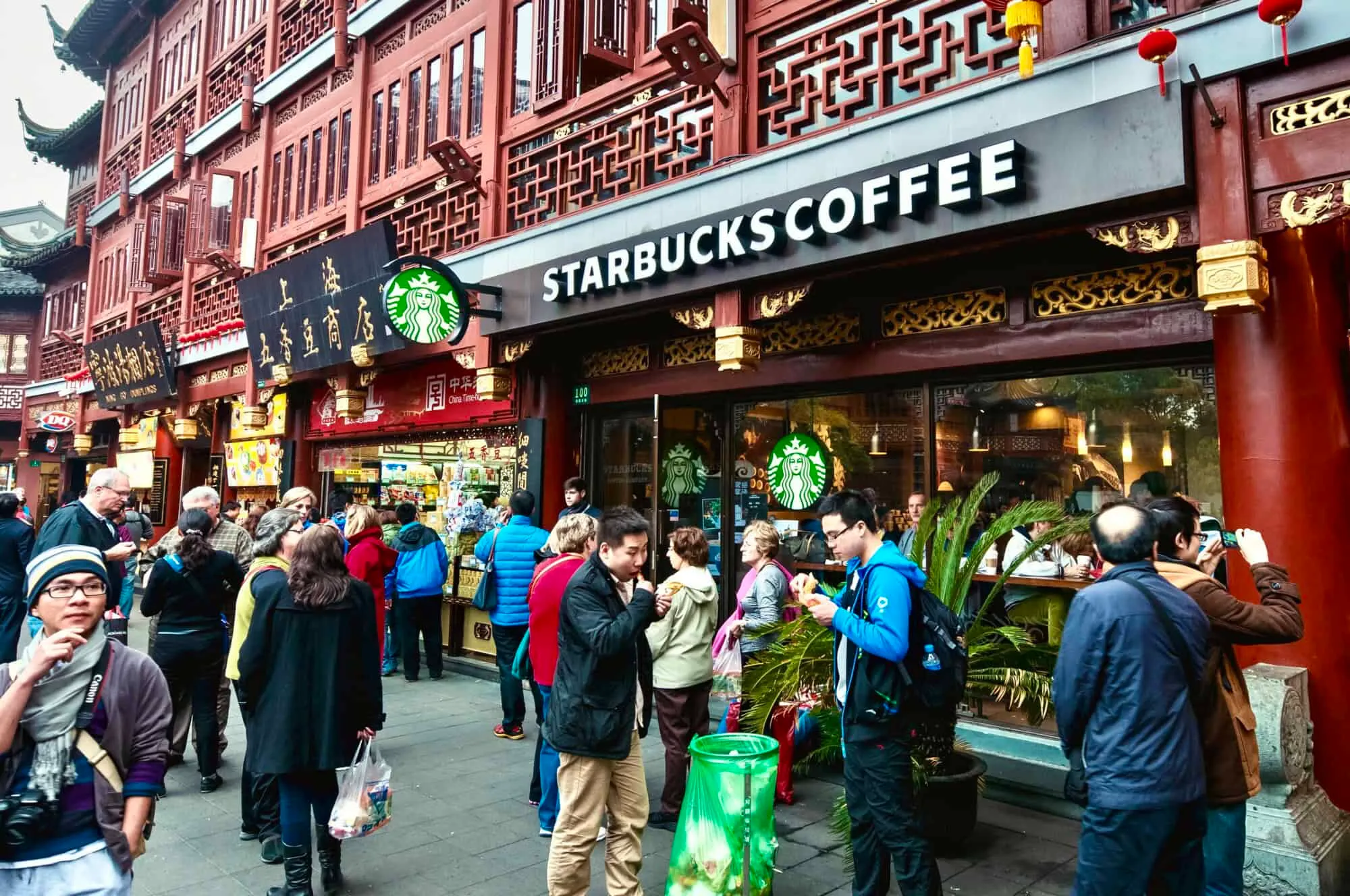 Global Restaurant Giants Turn to Local Partners to Survive China’s Fiercely Competitive MarketForeign Brands Face New Pressures in a Changing Economy