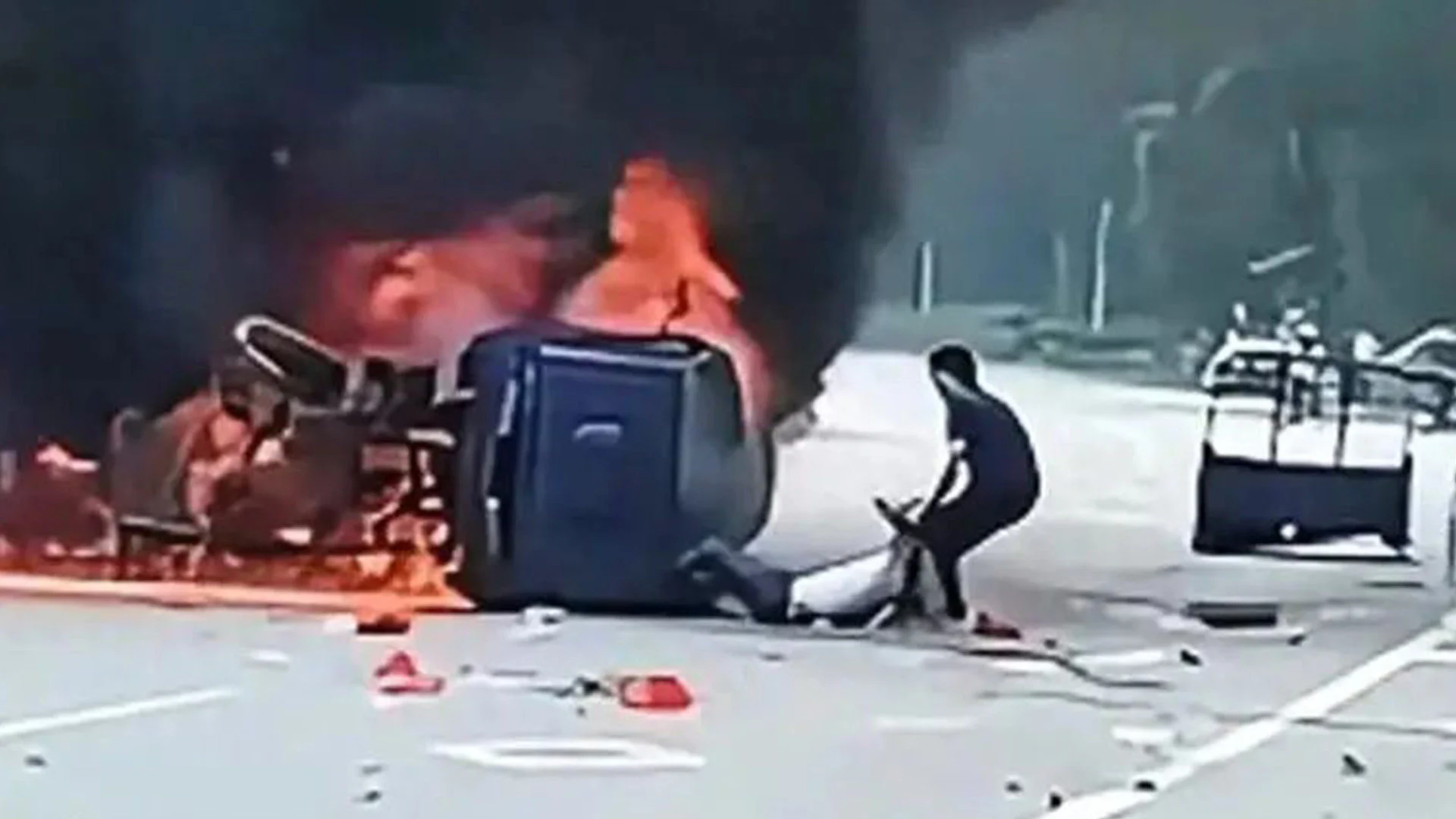 Brave Passerby Rescues 4 from Burning Car in Shanxi