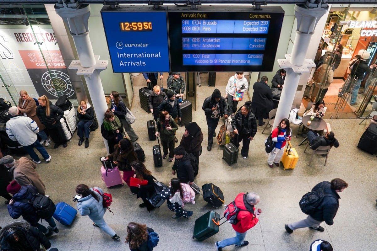 Eurostar Halts Trains as Power Failure in Channel Tunnel Triggers Holiday Travel Chaos