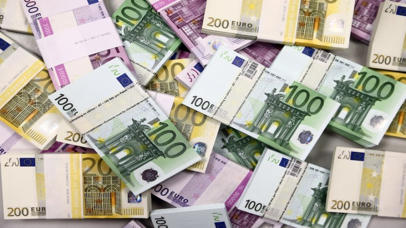 Euro and Yuan Strength Gain Momentum as Dollar Slides in Shifting Currency Landscape