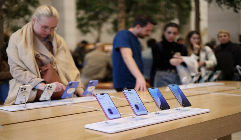 Global Smartphone Market Faces Record Decline in 2026 as Memory Prices Surge