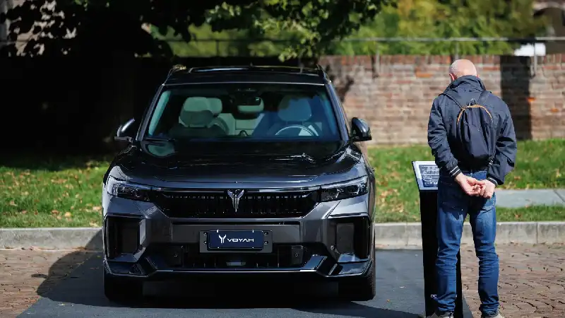 Voyah Shares Drop on Hong Kong Debut as Listing Raises No New Capital